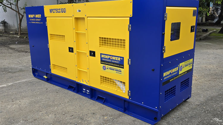 Panel kontrol genset modern dengan fitur keamanan seperti proteksi overload dan emergency stop