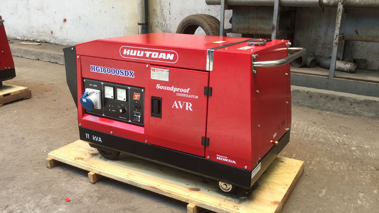 Genset digunakan sebagai sumber listrik cadangan untuk mendukung kelancaran acara pernikahan